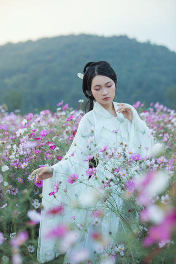 迪丽热巴白衣牛仔裤路透